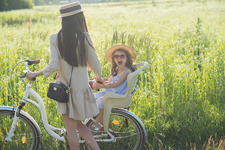 母亲女儿大自然中骑自行车暑期活动背景图片