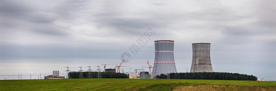 白俄罗斯核电站建设全景阴天大烟囱的核电站原子能发电厂的冷却塔图片