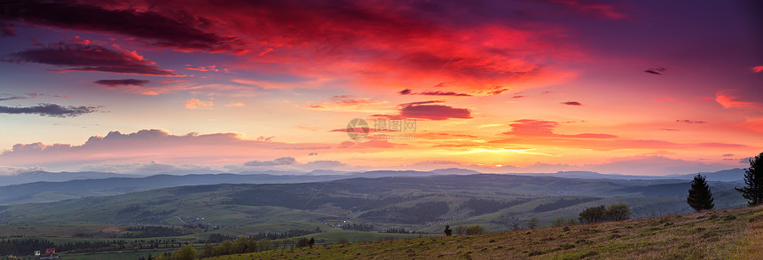 日落时的全景山景观雄伟的日落群山景观中日出时的山谷自然的夏季景观图片