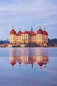 德国冬季日出后的莫里茨堡城堡冬天的日出景色莫里茨堡城堡,以萨克森公爵莫里茨命名,德国背景图片