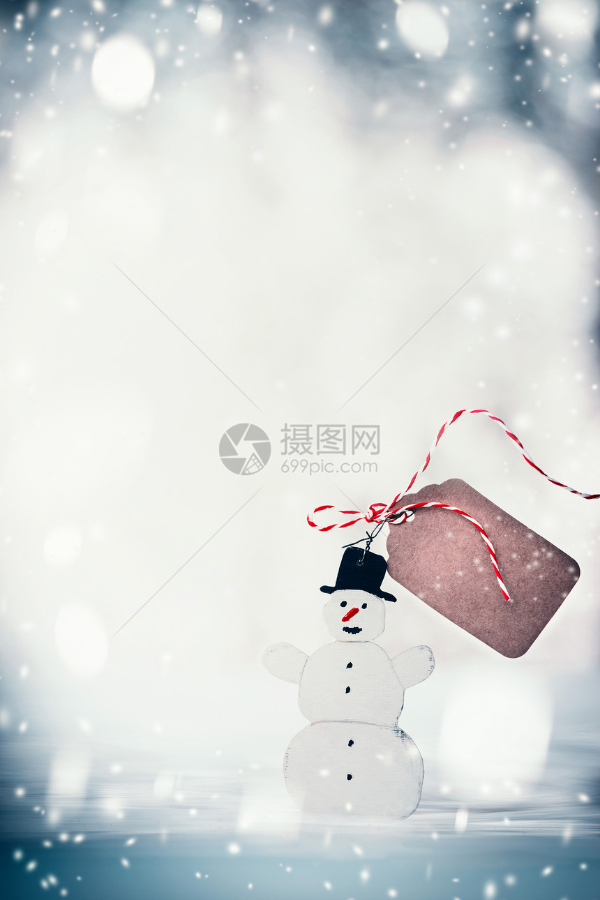 快乐的雪人与标签模拟丝带雪冬的背景,正视图寒假卡图片