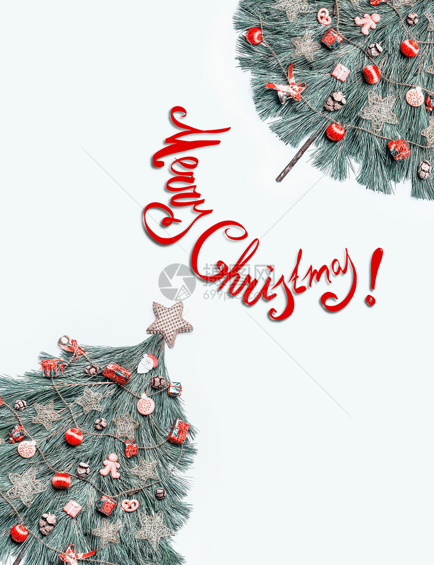 创意快乐诞贺卡与树制冷杉树枝,装饰明星红色节日装饰,节日饼干,白色背景,顶部视图手写文字刻字图片