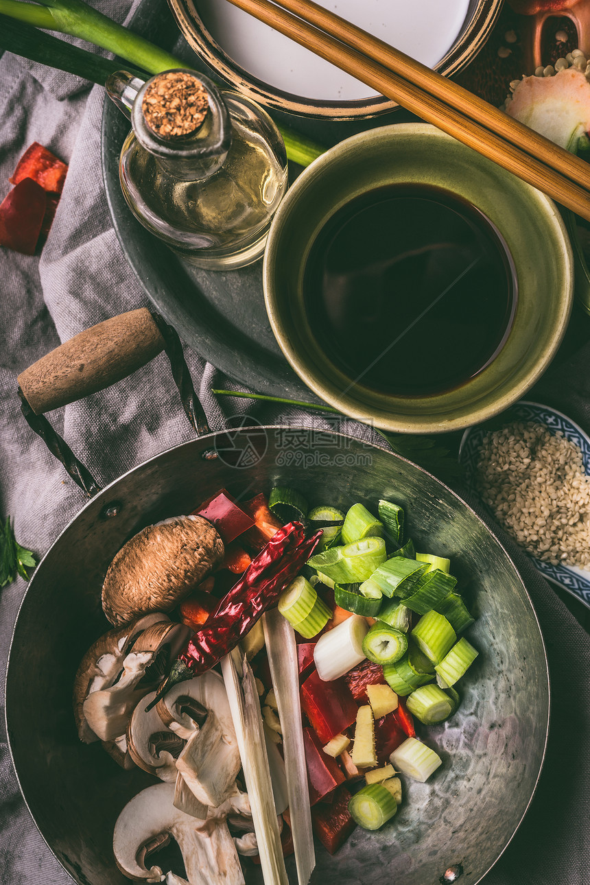 厨房的桌子背景上用筷子酱油香油炒菜香料亚洲食物,中国泰国菜的图片