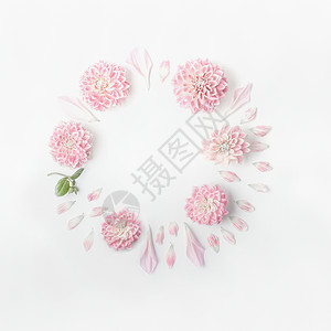 白色书桌背景上的粉红色花朵花瓣的圆形框架花圈母亲节生日婚礼快乐活动的节日问候布局背景图片