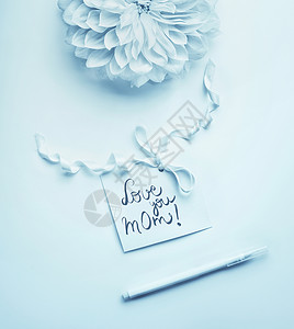 母亲节贺卡与漂亮的花爱你妈妈刻字卡,顶部视图图片