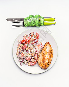 健康的节食餐鹰嘴豆沙拉烤鸡胸与餐具测量磁带白色背景,顶部视图背景图片