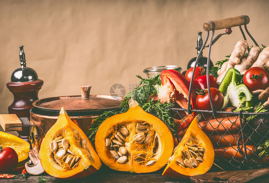 霍凯多南瓜厨房桌子上与烹饪锅配料乡村墙背景,正视图健康素食饮食观念秋季季节饮食图片
