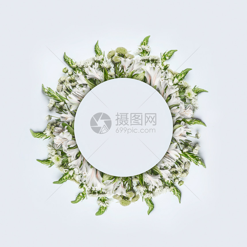 美丽的圆形花架花环布局与绿色的花白色背景,顶部的图片