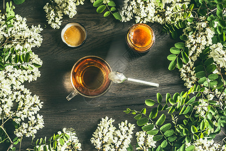 杯带相思蜂蜜的茶,质朴的木背景,顶部的景色健康的季节草药茶图片