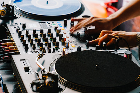 DJ设备甲板与音乐轨道控制搅拌机俱乐部夜间聚会背景图片
