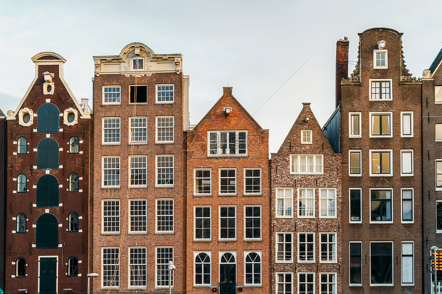 秋天阿姆斯特丹运河上荷兰房屋的美丽建筑图片