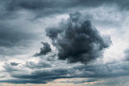 乌云雨背景前聚集天空上光高清图片素材