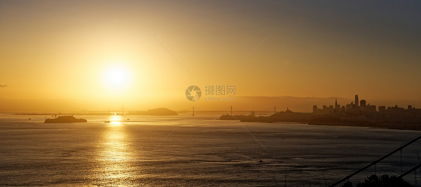旧金山湾日出,背景市中心图片
