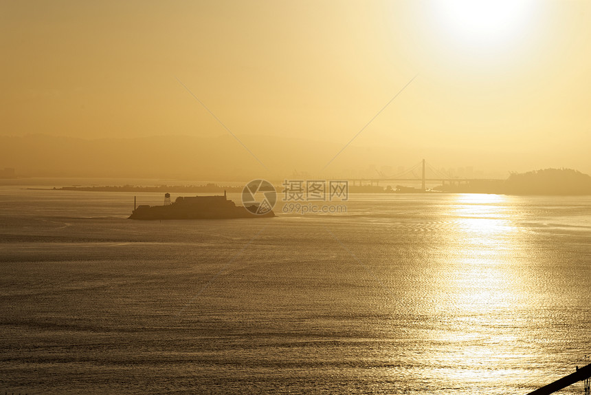 旧金山湾日出,背景阿尔卡特兹岛图片