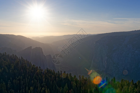 烟雾弥漫的日子里,约塞米蒂山谷上空日落高清图片