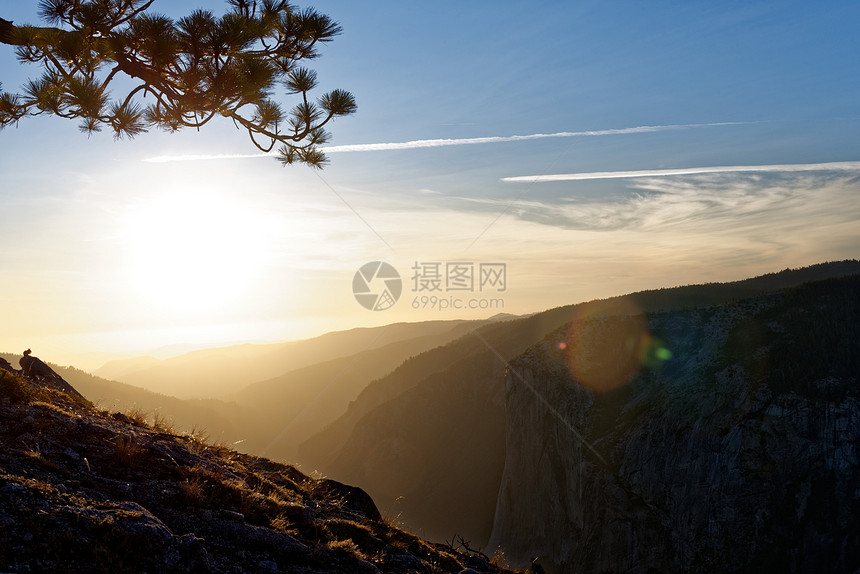 烟雾弥漫的日子里,约塞米蒂山谷上空日落图片