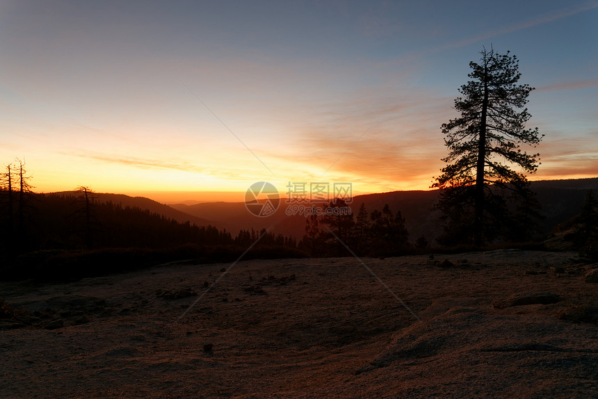 日落约塞米蒂公园的约塞米蒂山谷图片