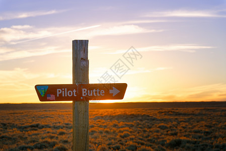 沿野马景区环线签署飞行员布特怀俄明州岩泉附近的野马风景区环线上签上驾驶布特的牌子背景图片
