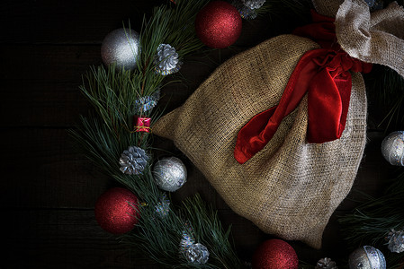 诞花圈的冷杉树枝与诞装饰品,松果礼物的棕色背景图片