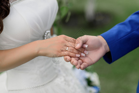 新娘新郎牵手,结婚戒指图片