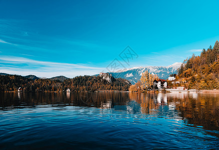 秋天,湖水蓝天下高山上流血背景图片