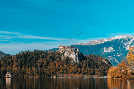 秋天,湖水蓝天下高山上流血背景图片