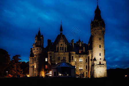 古老的波兰城堡莫斯科纳村的夜灯图片