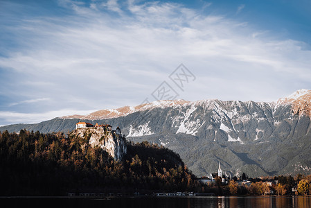 秋天,湖水蓝天下高山上流血背景图片