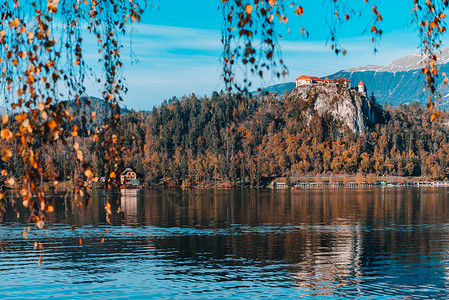 秋天,湖水蓝天下高山上流血背景图片