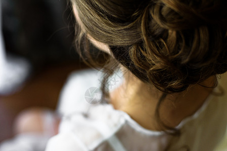 新娘的头发背,扭曲扭曲的卷发与花图片