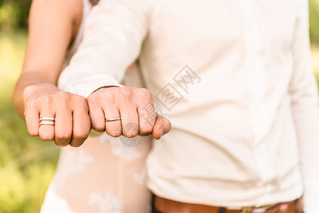 新娘新郎要牵手,结婚戒指背景图片