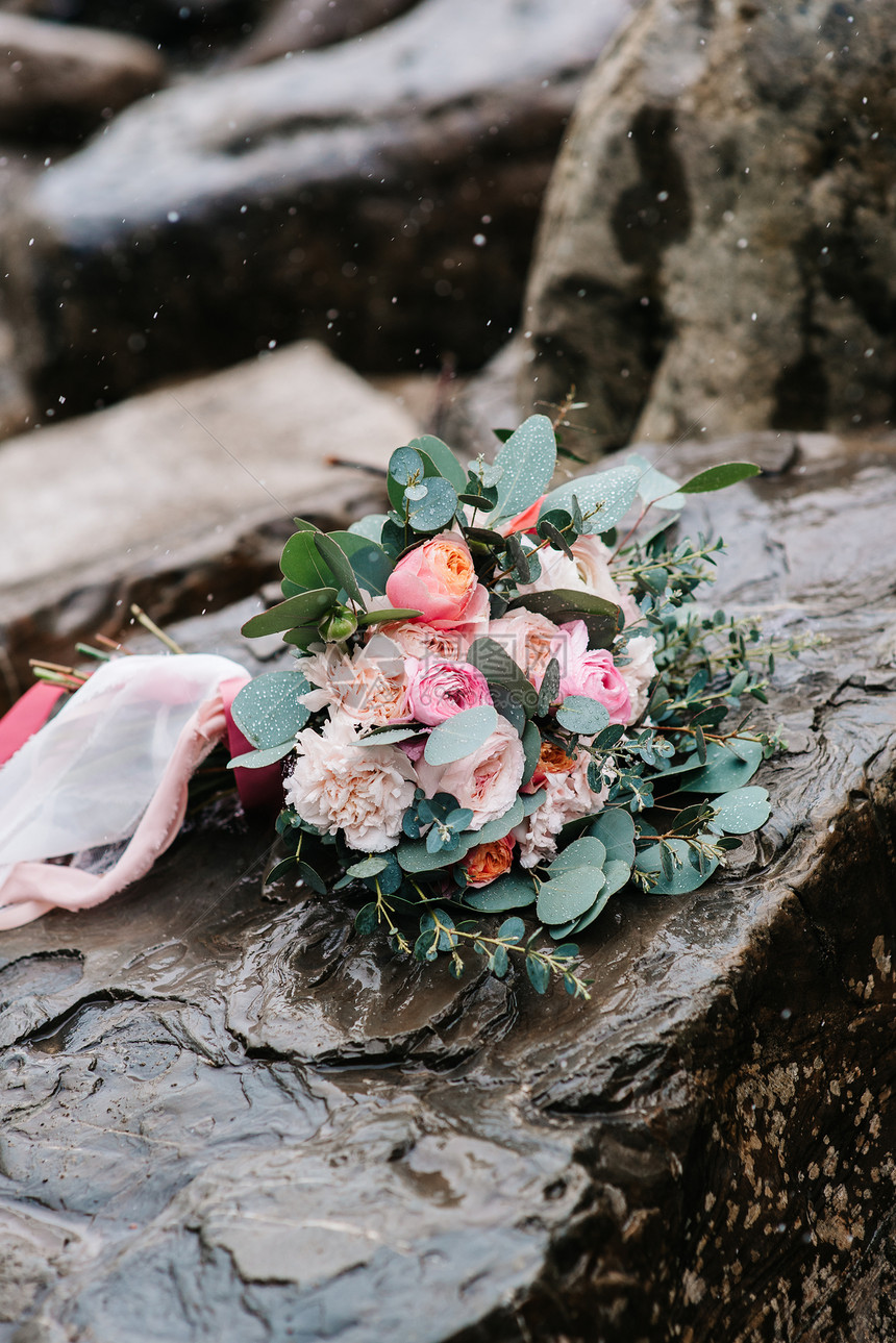 婚礼花牡丹与丝带石头上,特写,它的雪图片