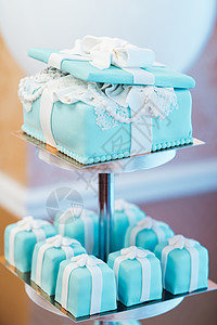婚礼蛋糕与绿松石蛋糕蒂芙尼风格带绿松石蛋糕的婚礼蛋糕图片