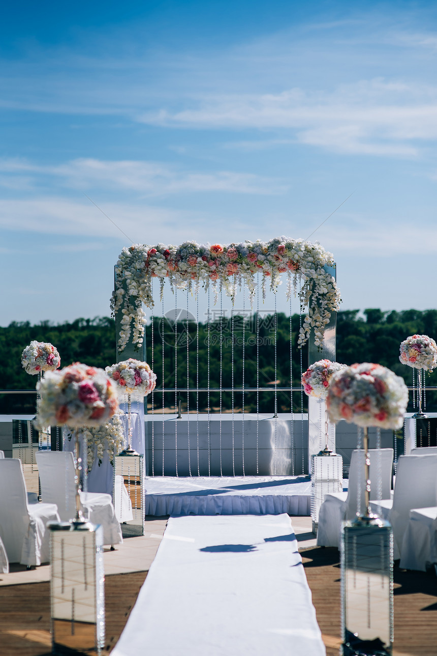 婚礼装饰来自鲜花婚礼拱门的仪式图片