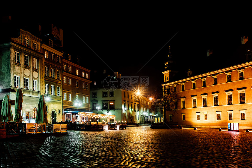 波兰华沙夜晚老城的旅游区图片