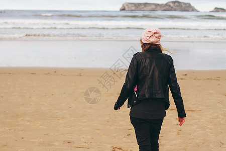 轻的女人海边享受秋天的日子图片