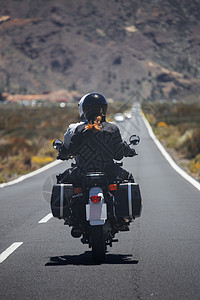 骑摩托车山上旅行的夫妇图片