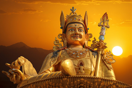 莲花生大师黄金大师仁波切雕像矗立加德满都尼泊尔背景