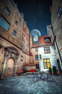 古老的复古旅游形象,个狭窄的中世纪街道老城里夜晚照耀着月亮星星图片