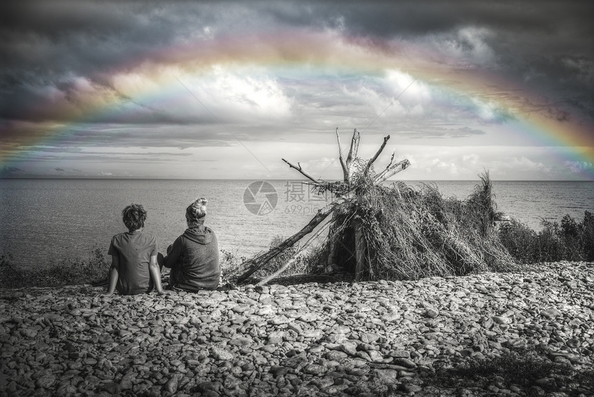 海边建了座小屋母亲儿子坐着黑白照片建海边的小屋矗立着图片