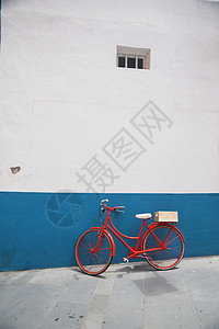 白色墙壁背景上的红色自行车红色自行车图片