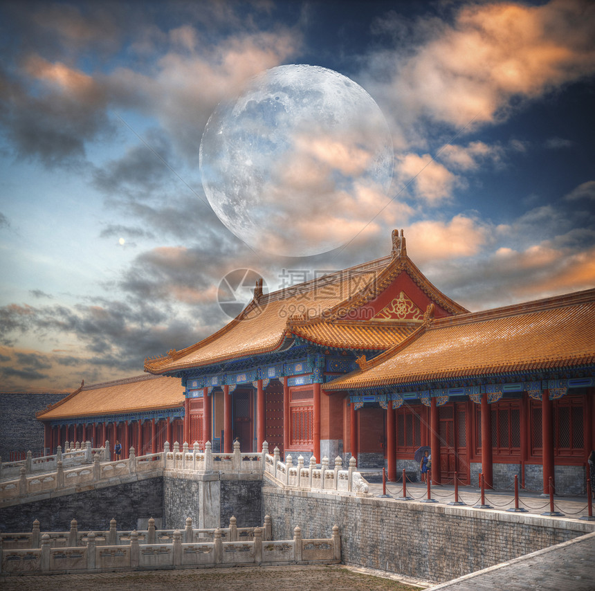 紫禁城世界上最大的宫殿建筑群位于北京的中心天空中的个巨大的月亮紫禁城天空中的个巨大的月亮图片
