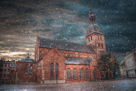 冬天下雪了彼得里加教堂古城的街道彼得里加教堂图片
