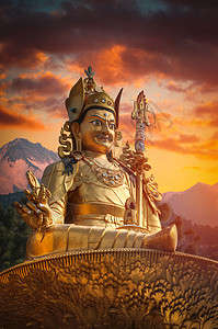 黄金大师仁波切雕像矗立加德满都尼泊尔仁波切大师背景图片