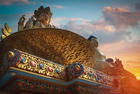皇泽寺金雷兹格雕像矗立加德满都尼泊尔陈雷泽背景