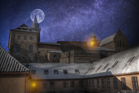 奥斯陆的阿克什堡垒夜晚,星星月亮的照耀下奥斯陆的阿克斯胡斯要塞图片