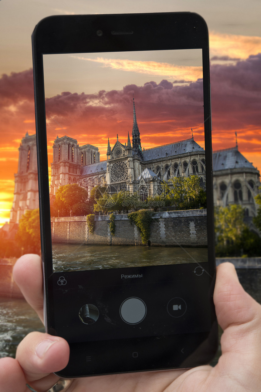 视频博客智能手机日落母玛利亚拍摄照片法国欧洲视频博客智能手机上拍照图片