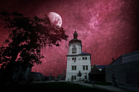 捷克共国的库特纳霍拉夜晚,星星月亮照耀着捷克共国的库特纳霍拉图片