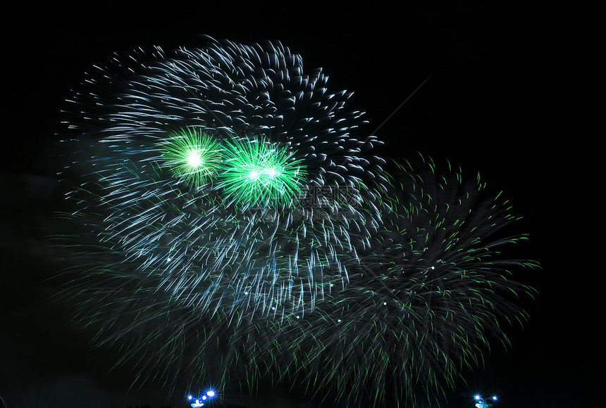 夜空下的节日烟花节日烟火图片