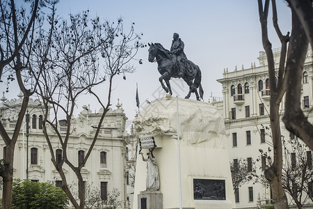 广场的中心矗立着座纪念骑着马的人的纪念碑利马,秘鲁利马,秘鲁图片
